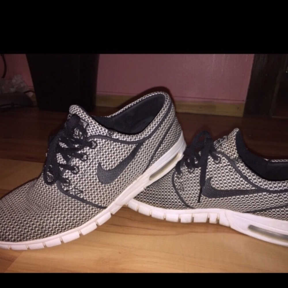 Black & White Roshe Nike Kicks